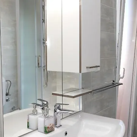 Apartment Beautiful 2-bed In Okrug Gornji