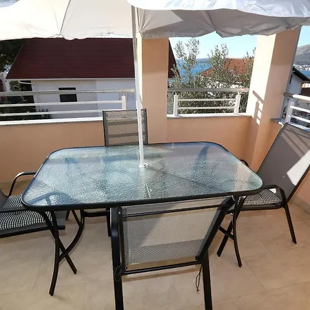 Apartment Beautiful 2-bed In Okrug Gornji
